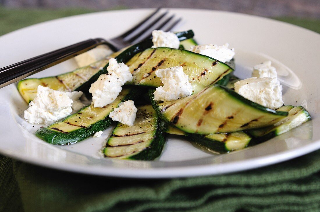 Gegrillte Zucchini mit Schafskäse