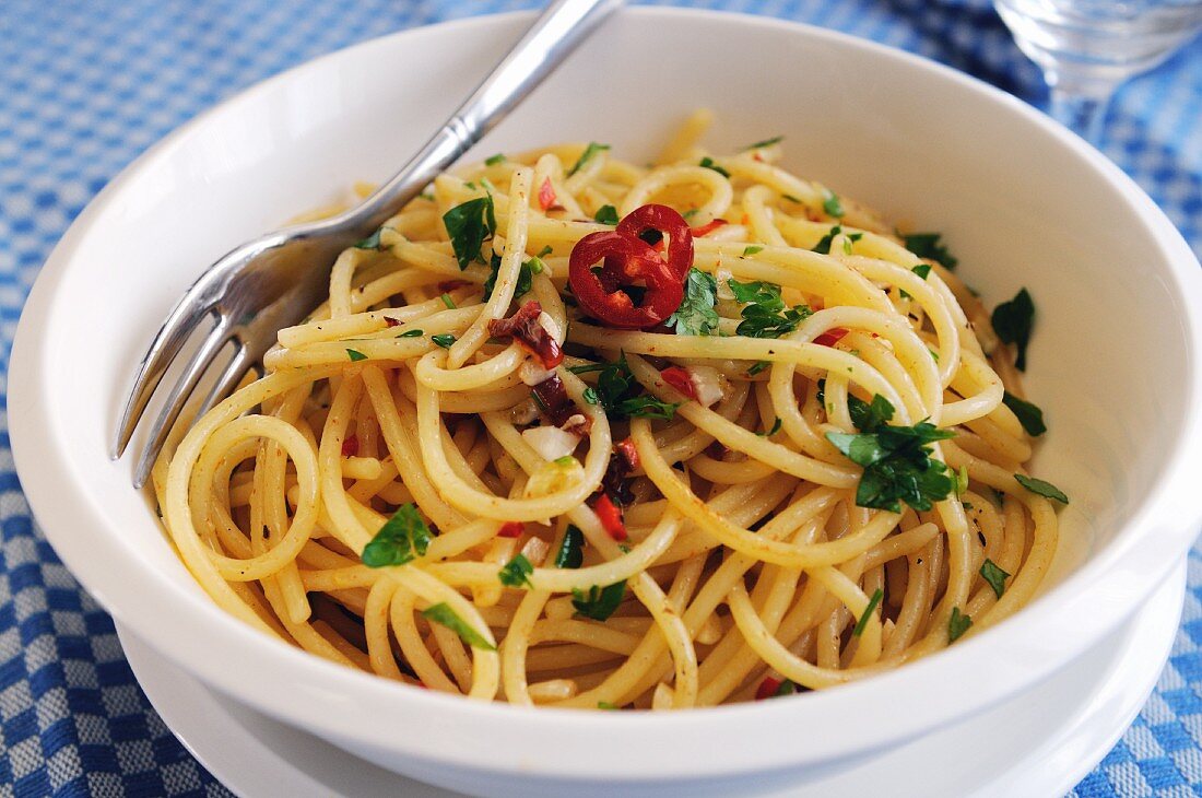Spaghetti aglio olio with chilli rings