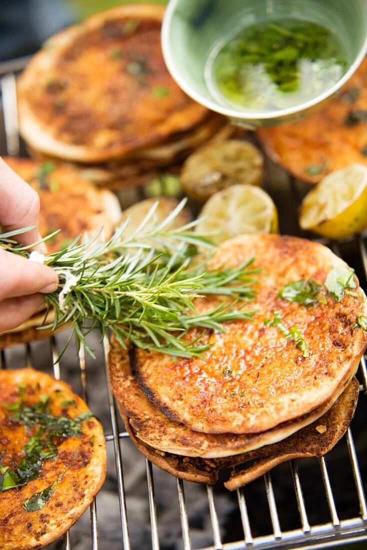 Gegrillte Pitabrote mit Chermoula-Basilikum-Öl