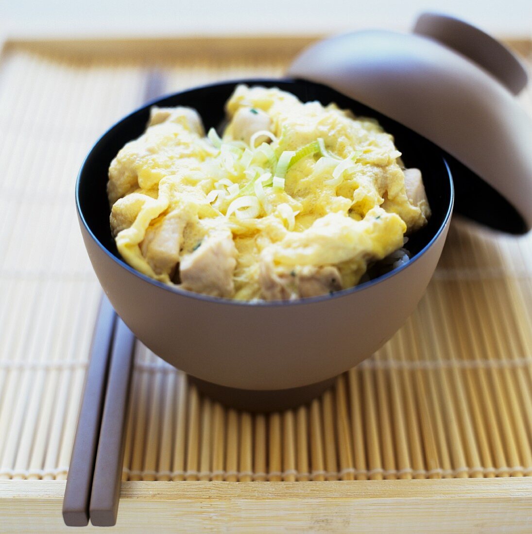 Hähnchenbrust mit Ei auf Reis (Japan)