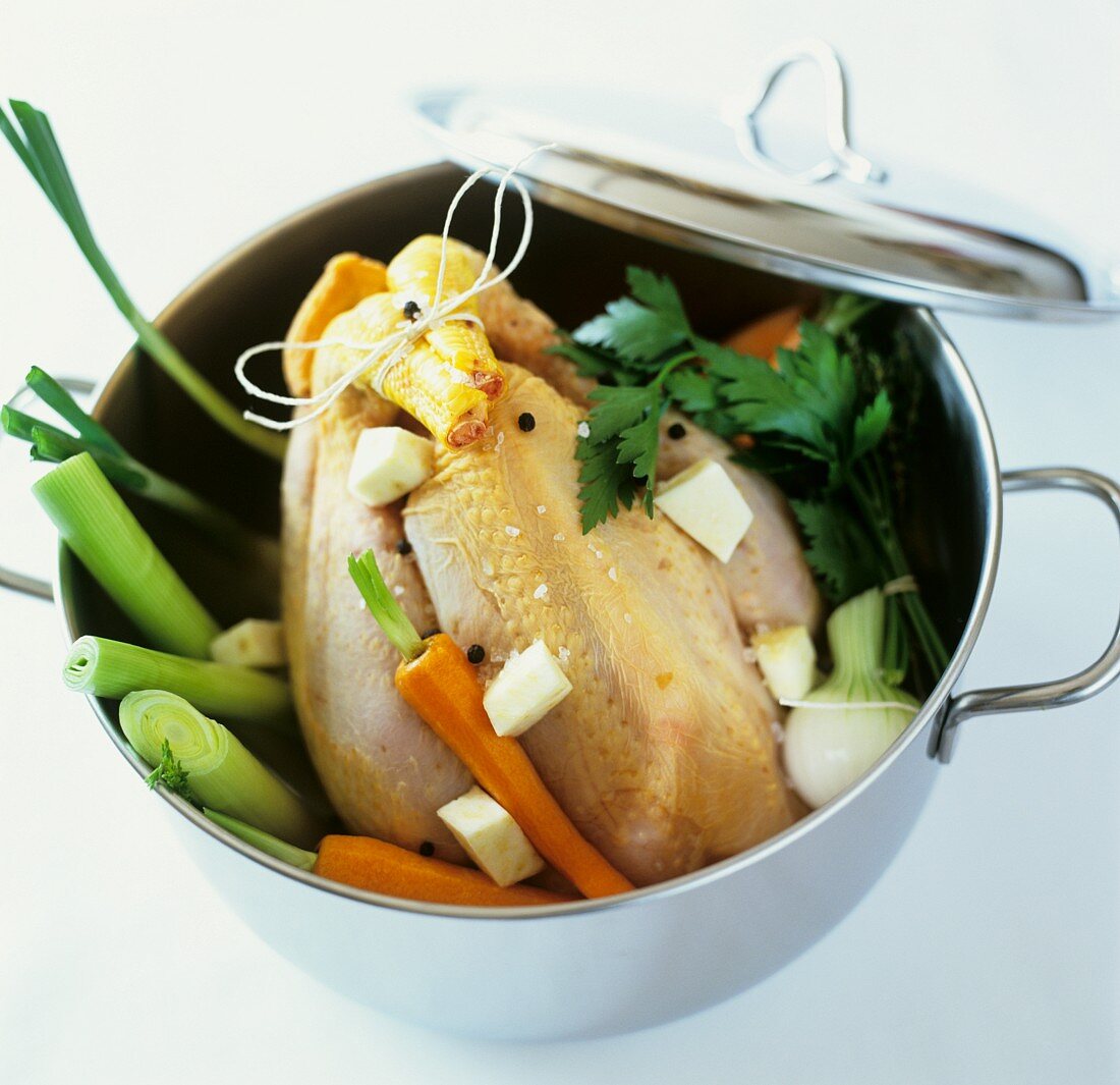 Suppenhuhn und Gemüse in einem Topf