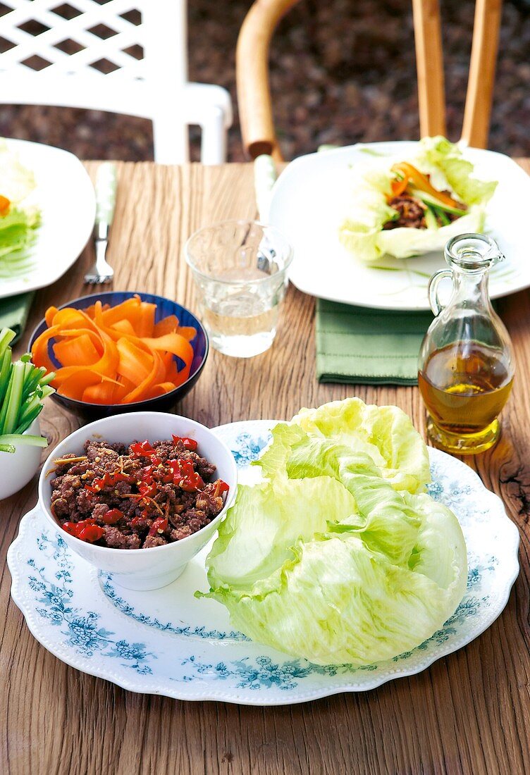 Lettuce leaves filled with minced meat