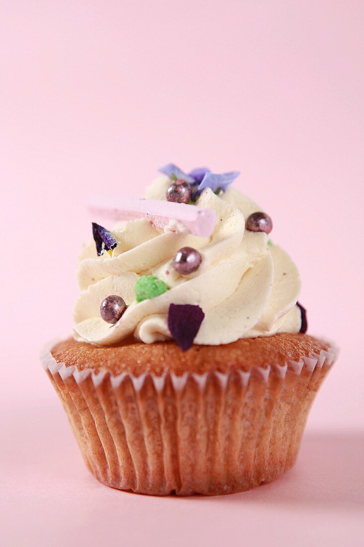 Vanille-Cupcake mit Zuckerperlen