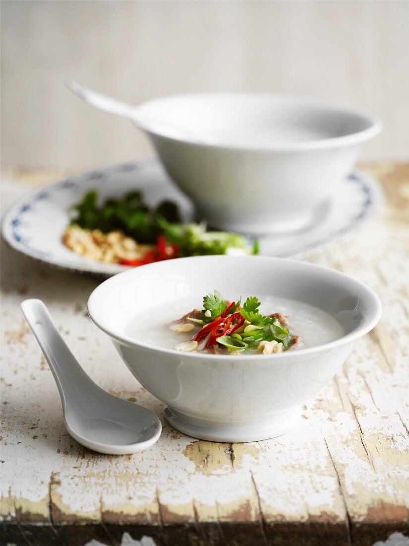 Reis-Congee mit Chili und Koriandergrün (Asien)