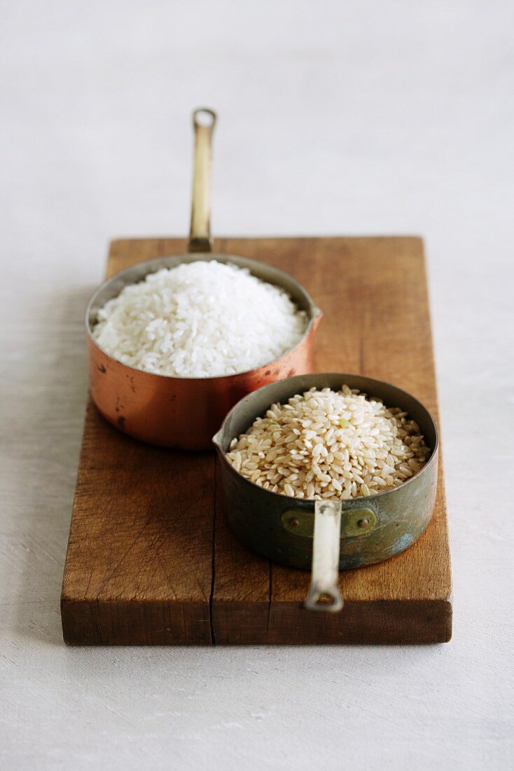 Zwei verschiedene Reissorten in Kupfertöpfen