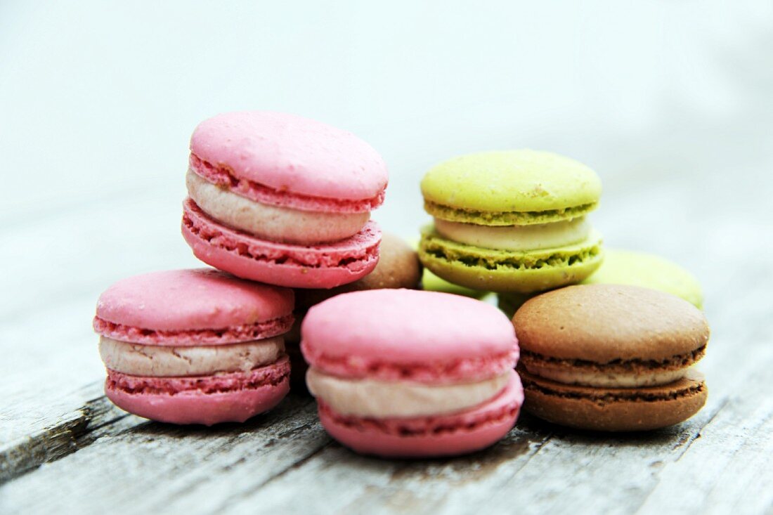 Mehrere Macarons auf Holztisch