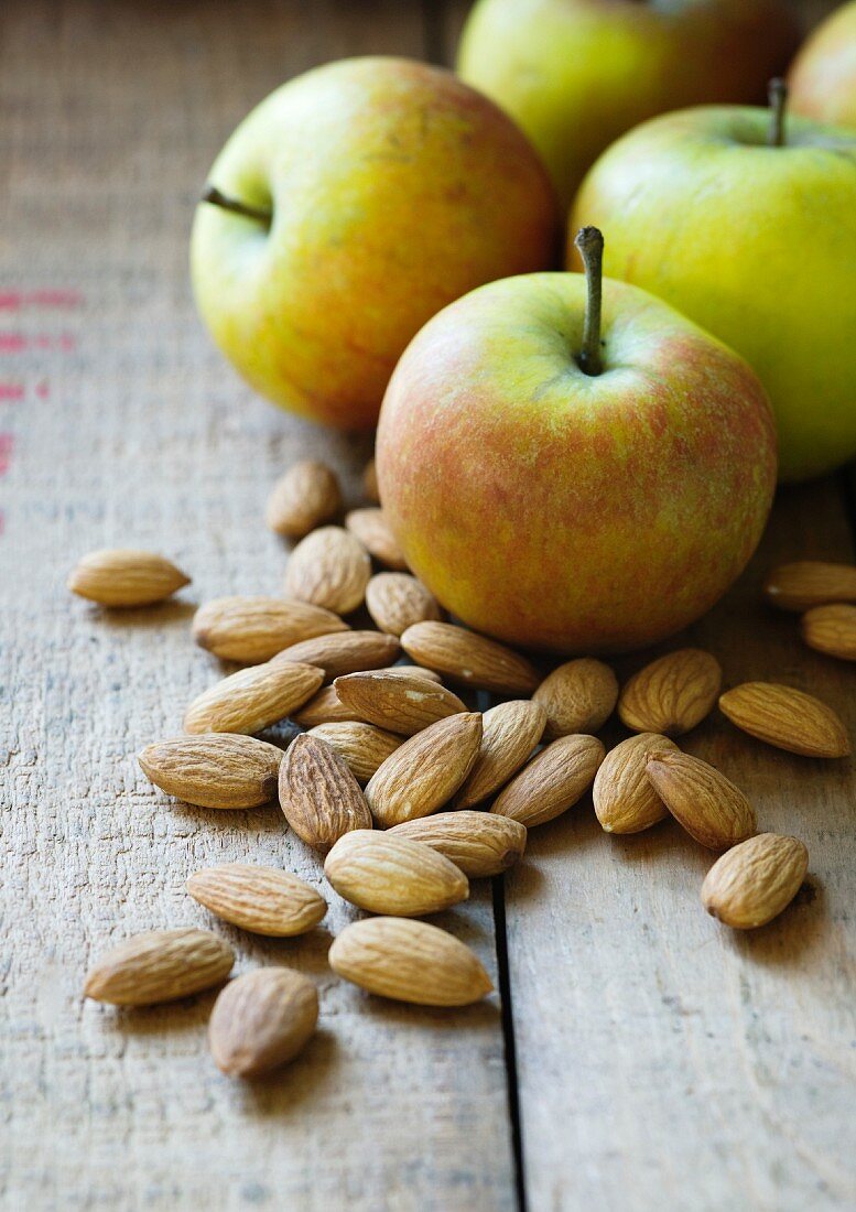 Frische Äpfel und Mandeln