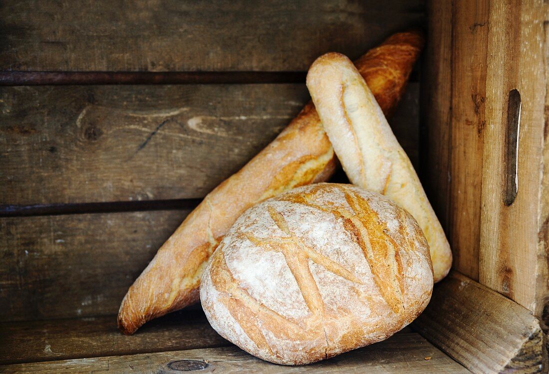 Boule, Ficelle und Baguette (Weissbrote aus Frankreich) in Holzkiste