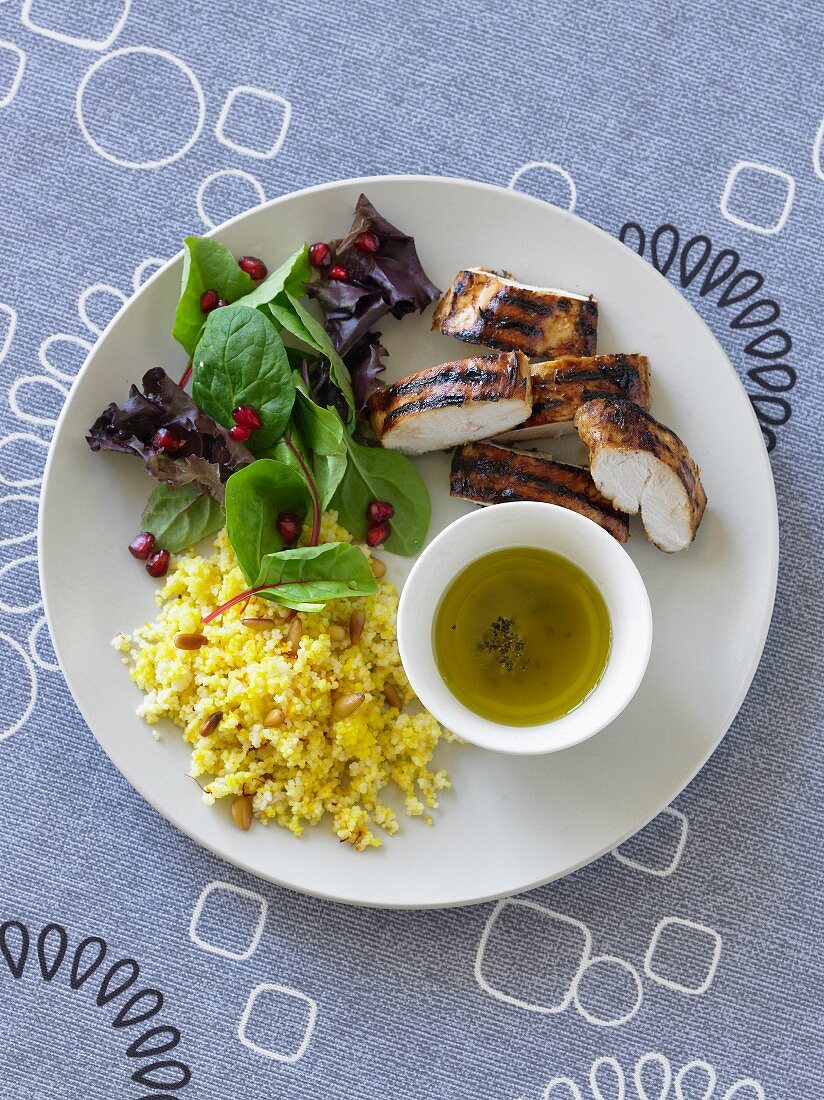 Gegrillte Hähnchenbrust mit Olivenöl, Couscous und Blattsalat