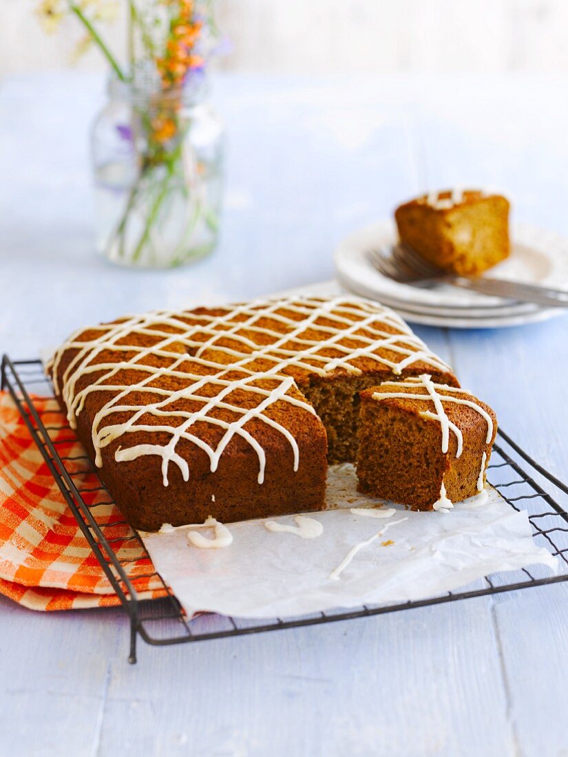 Honigkuchen mit Zuckergussstreifen