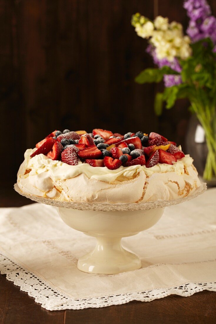 Pavlova mit Beeren