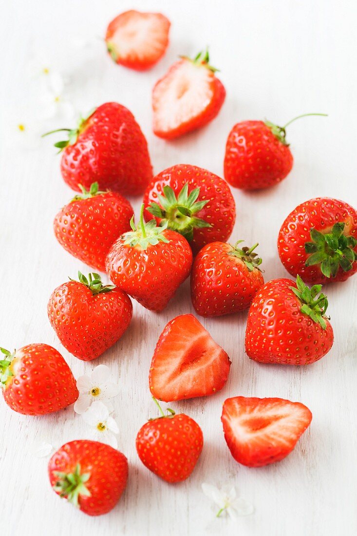 Viele Erdbeeren, ganz und halbiert