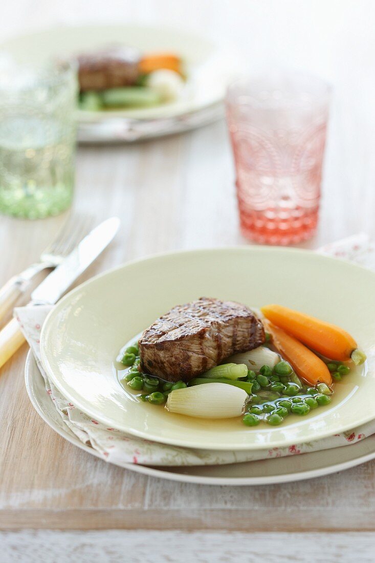 Gegrilltes Kalbssteak mit pochiertem Frühlingsgemüse