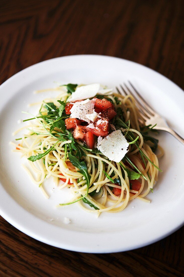 Spaghetti mit frischen Tomaten und Rucola