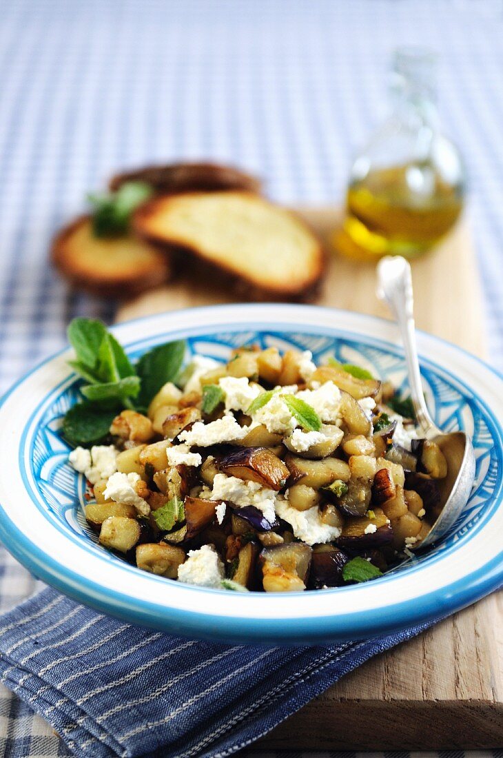 Gebratene Aubergine mit Feta und Minze