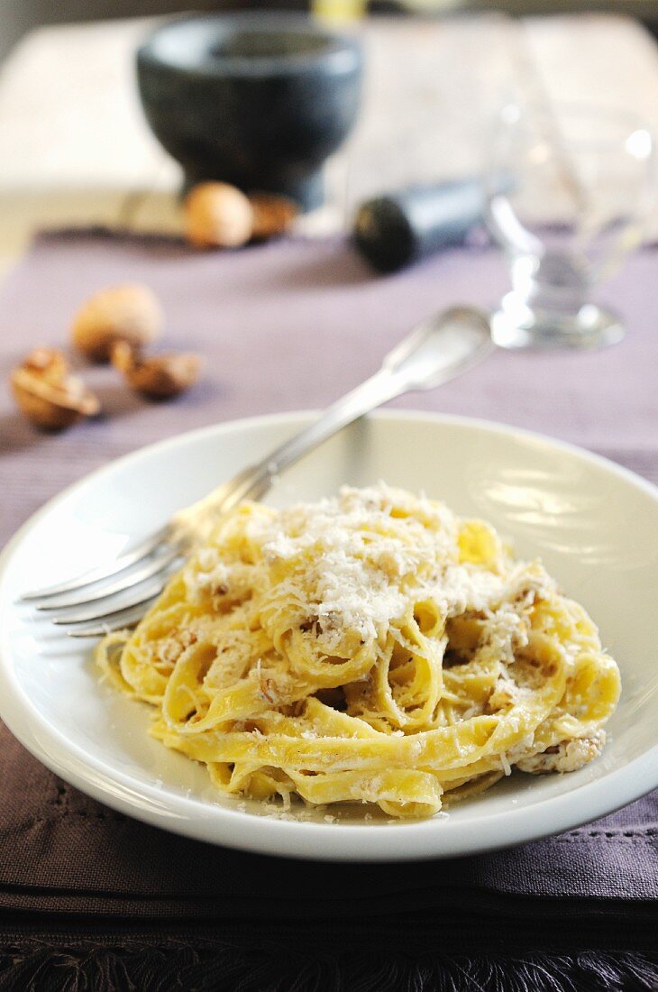 Tagliatelle mit Walnuss-Sahne-Sauce und Pecorino