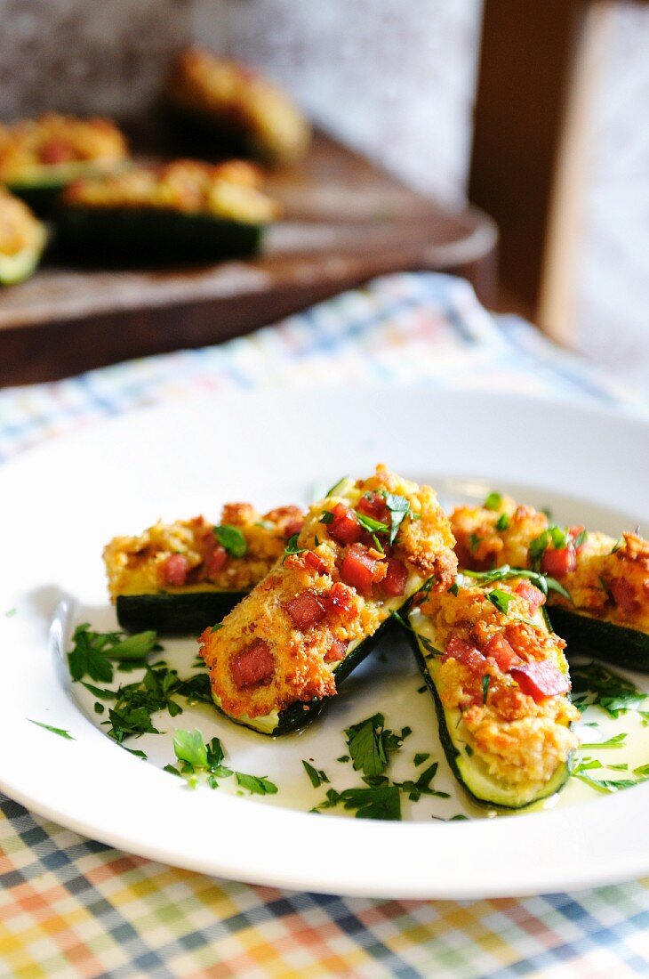 Gefüllte Zucchini mit Parmesan, Schinken, Bröseln und Ei