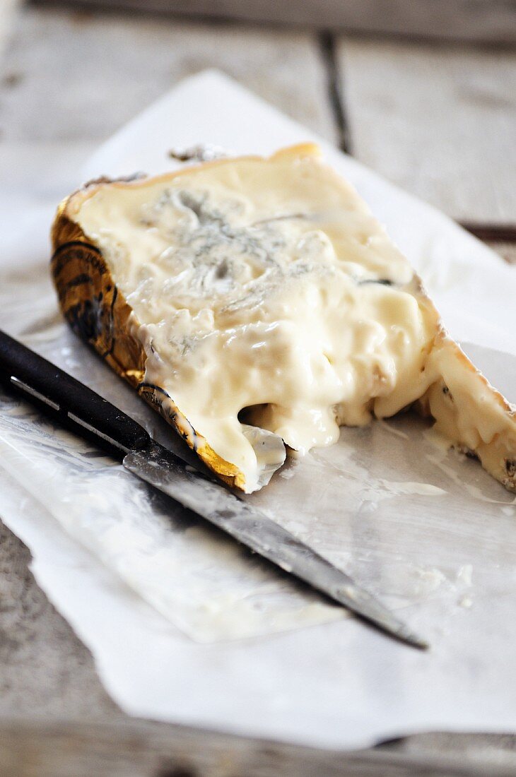 Ein Stück Gorgonzola auf Butterbrotpapier