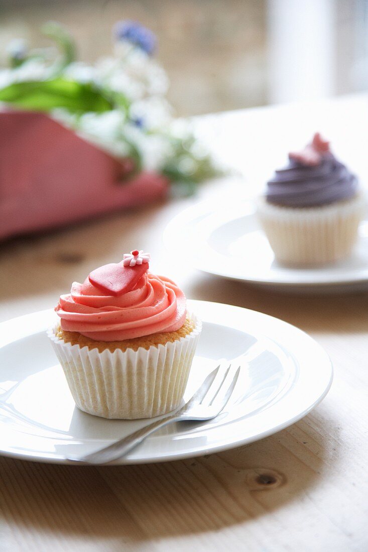Vanille-Cupcake mit Erdbeercreme und Herzdeko