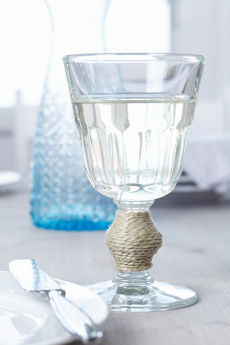 Weinglas mit Seil dekoriert am Stiel