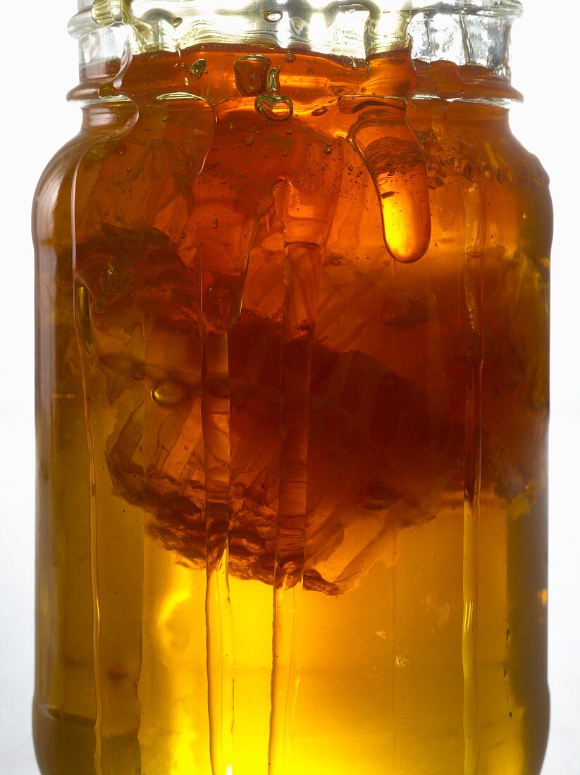 Honig mit Wabe im Glas (Close Up)