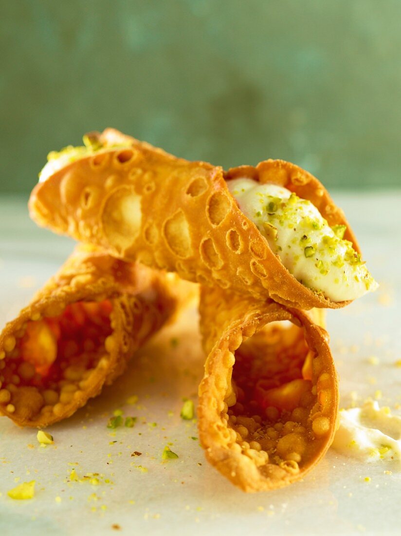 Cannoli al pistacchio (fried wafer roles with cream)