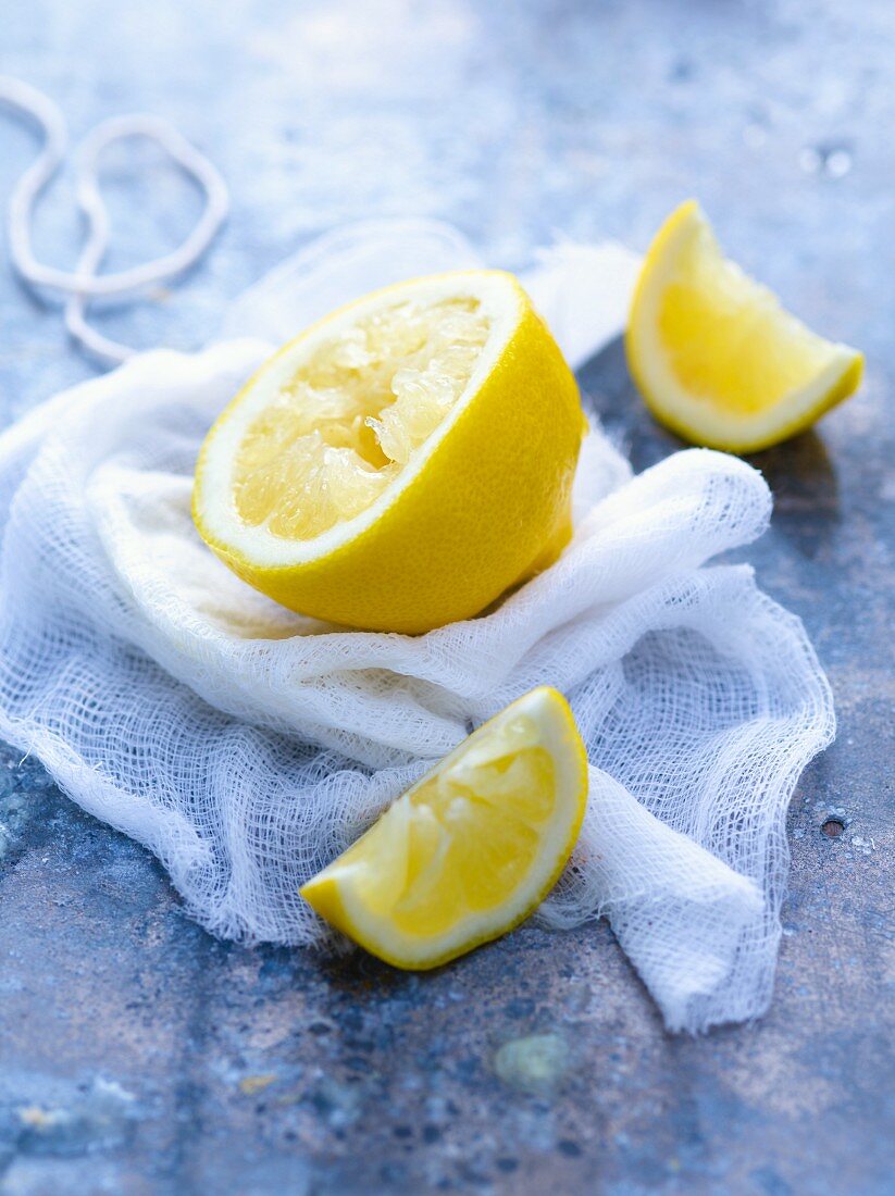 Ausgepresste Zitronen auf Mulltuch