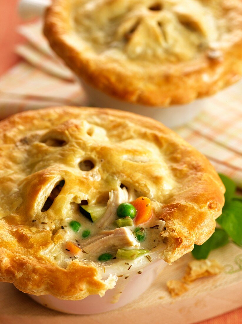 Zwei Chicken Pot Pies mit Gemüse (USA)