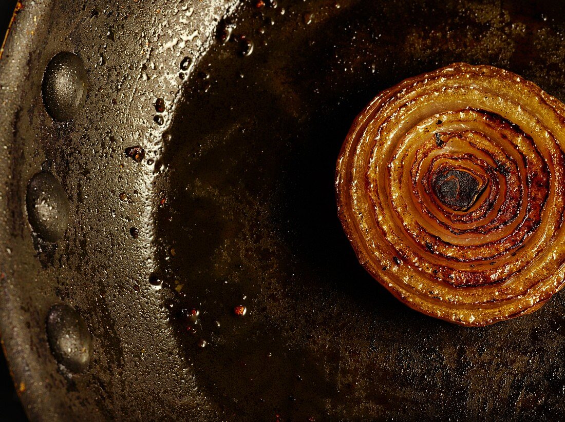 Gebratene Zwiebel in der Pfanne (Draufsicht)