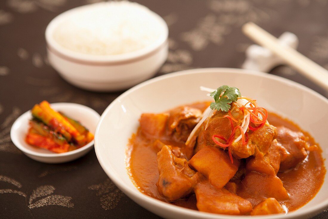 Hähnchen mit Kartoffeln in Currysauce (China)