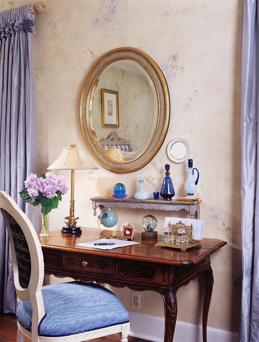 Antiker Schreibtisch mit vergoldetem, ovalen Spiegel