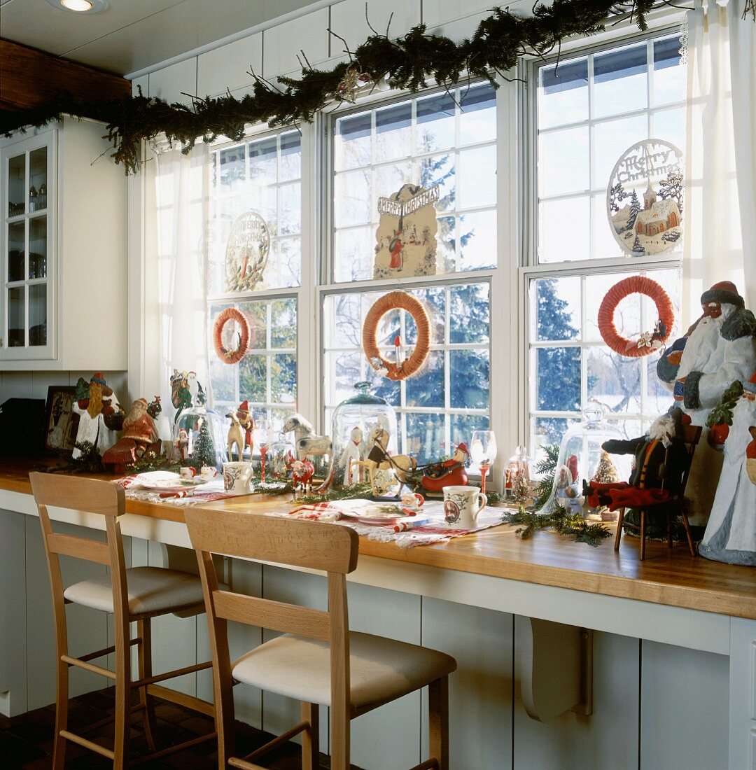 Küchenfenster mit langer Theke, weihnachtlich dekoriert