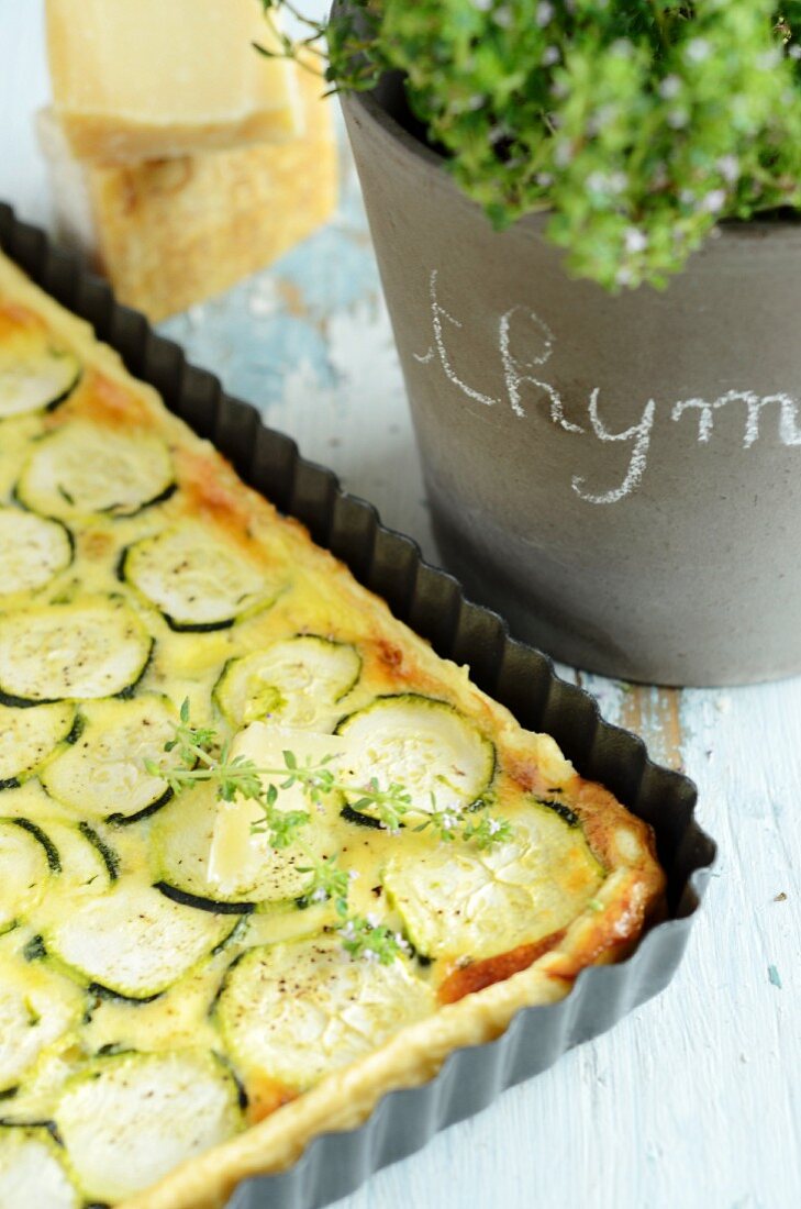 Zucchiniquiche vom Blech mit Thymian & Parmesan