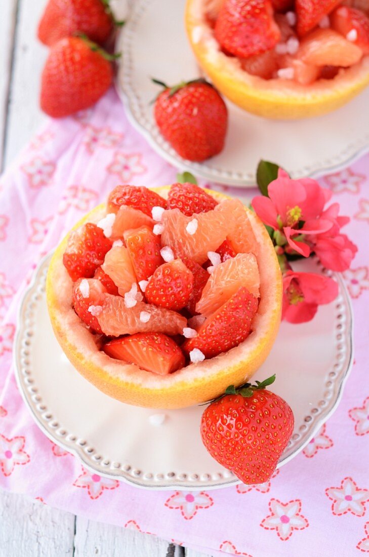 Friche Erdbeeren & Grapefruit in ausgehöhlter Grapefruitschale