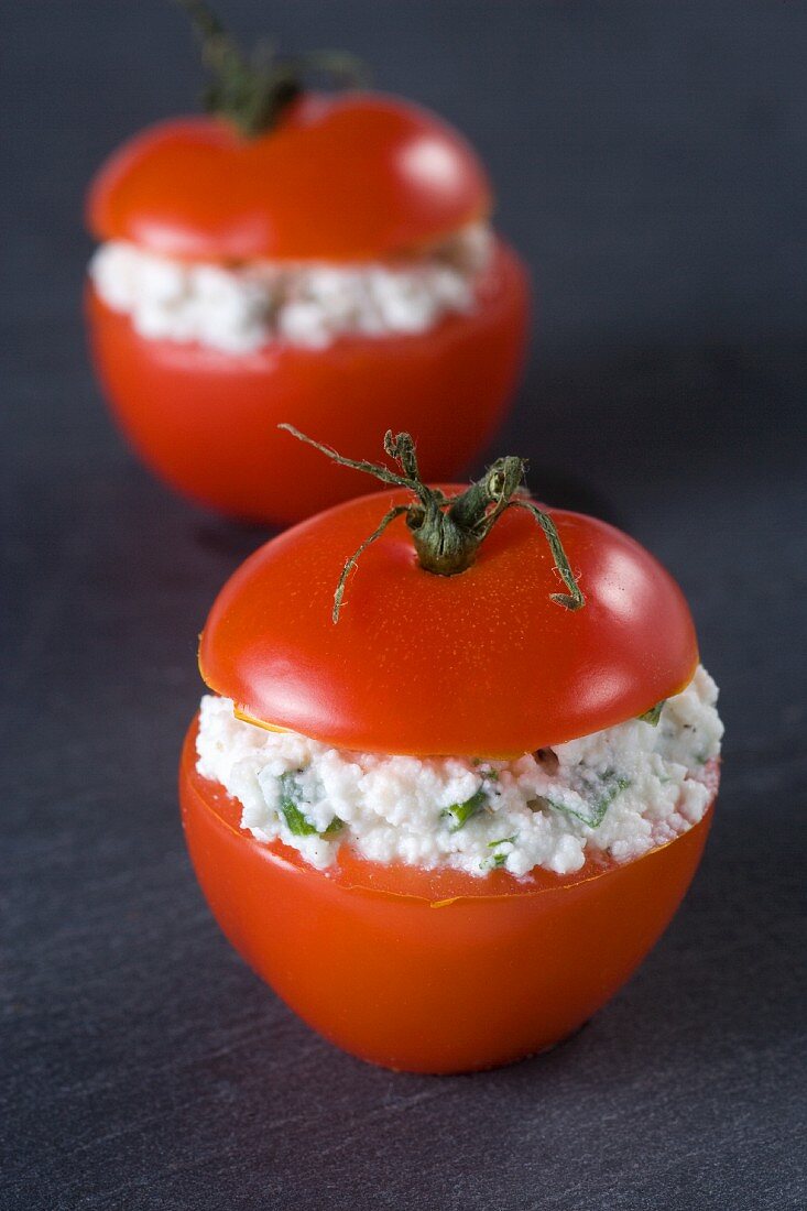 Tomaten gefüllt mit Brousse-Käse