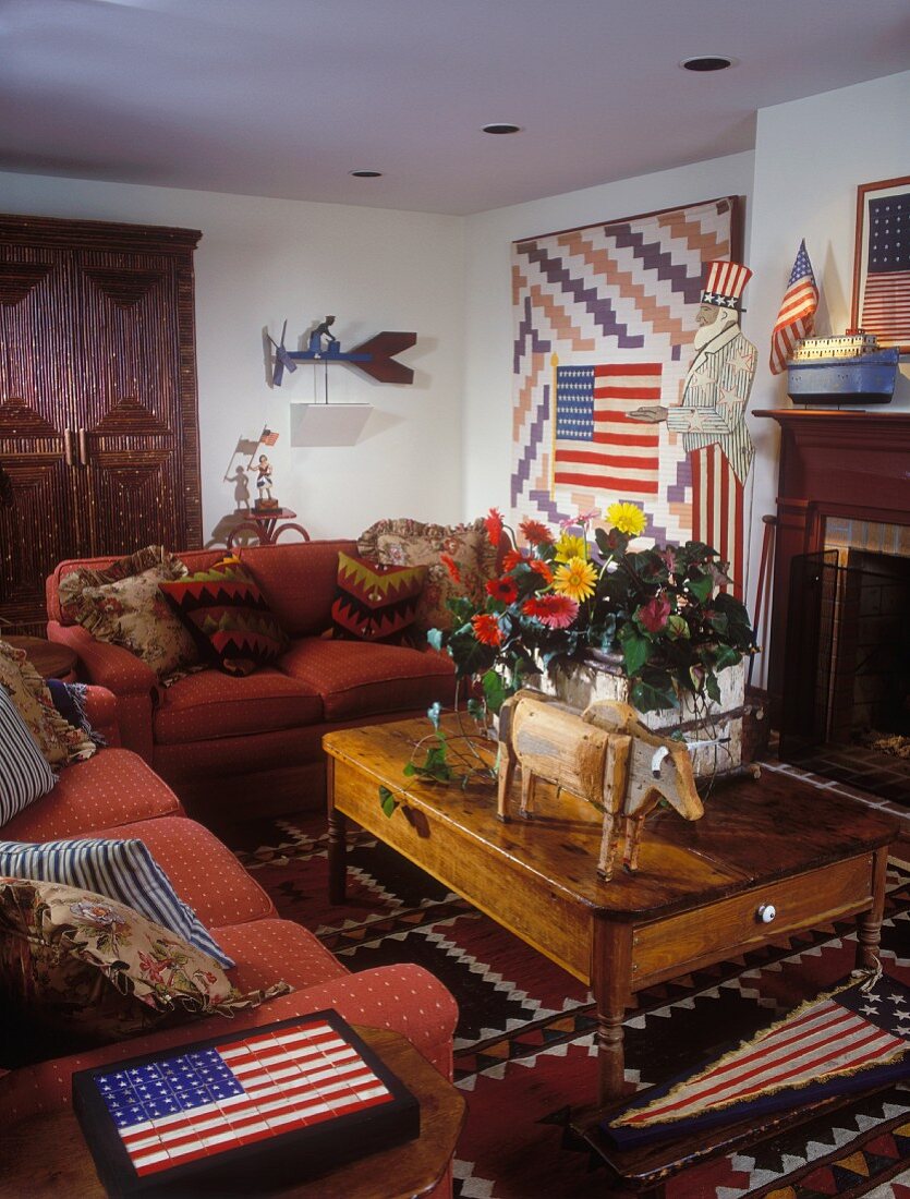 Cosy, American living room with playful USA imagery and bouquet of summer flowers