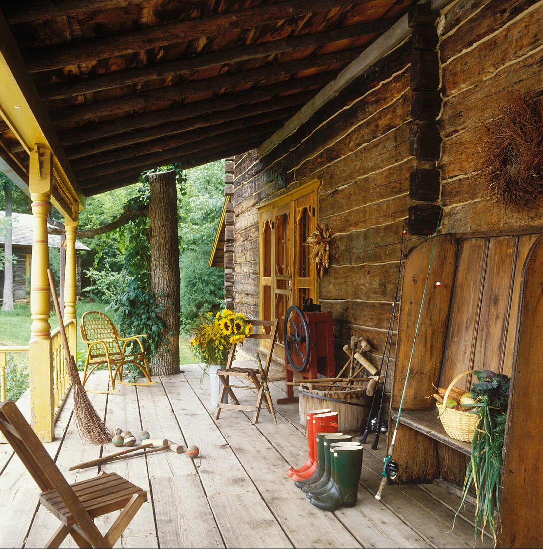 Holzveranda eines Bauernhauses