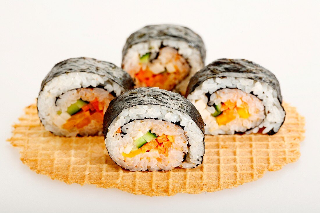 Vier Maki-Sushi auf Waffel