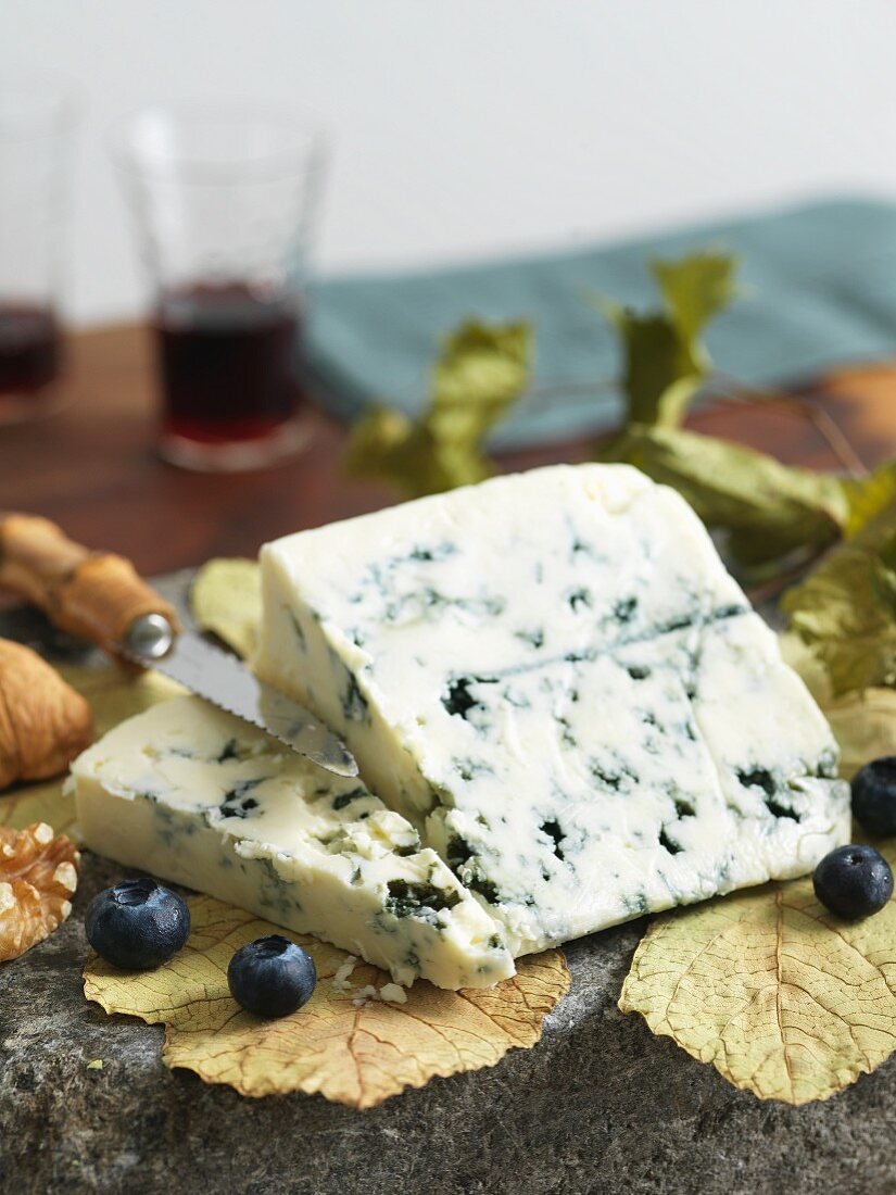 Ein Stück Blauschimmelkäse, Heidelbeeren und Walnüsse