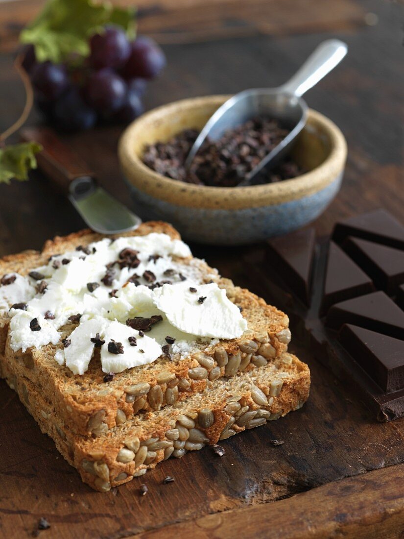 Vollkornbrot mit Ziegenkäse und Kakaobohnenbruchstücken