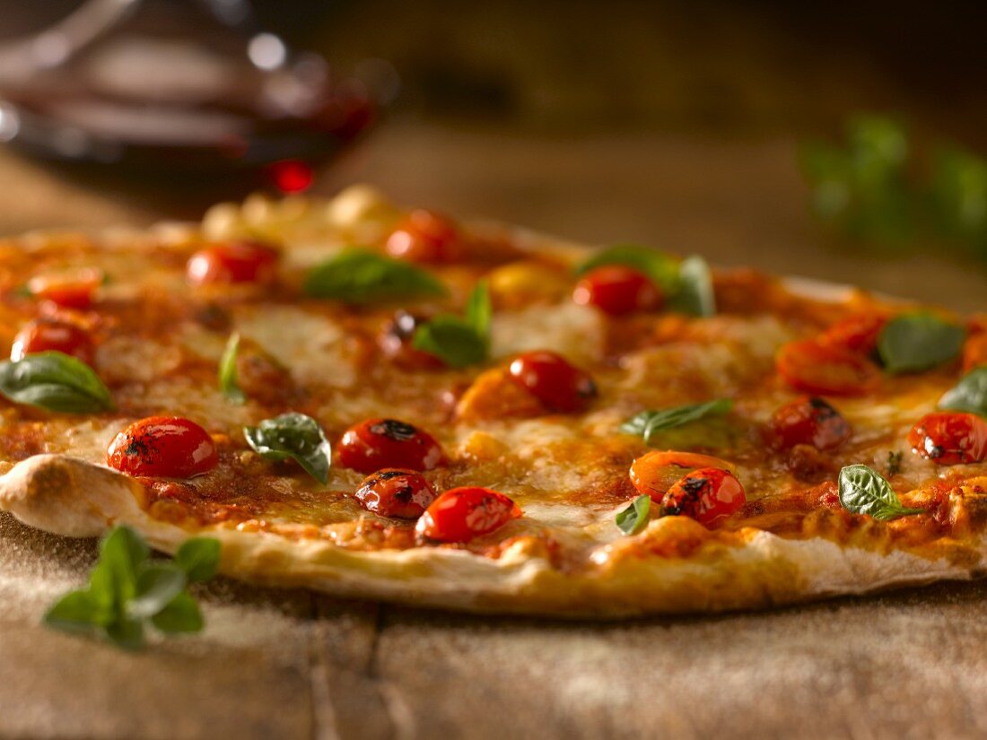 Pizza mit Birnentomaten und Basilikum