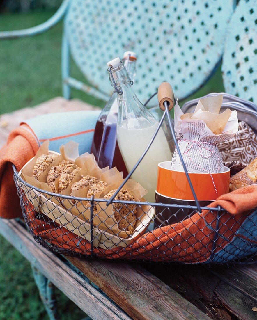 Picknickkorb auf Gartenbank