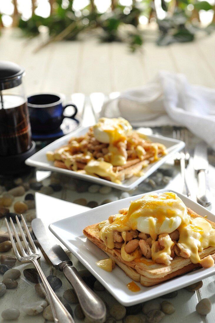 Welsh Rarebit mit Bohnen und pochiertem Ei