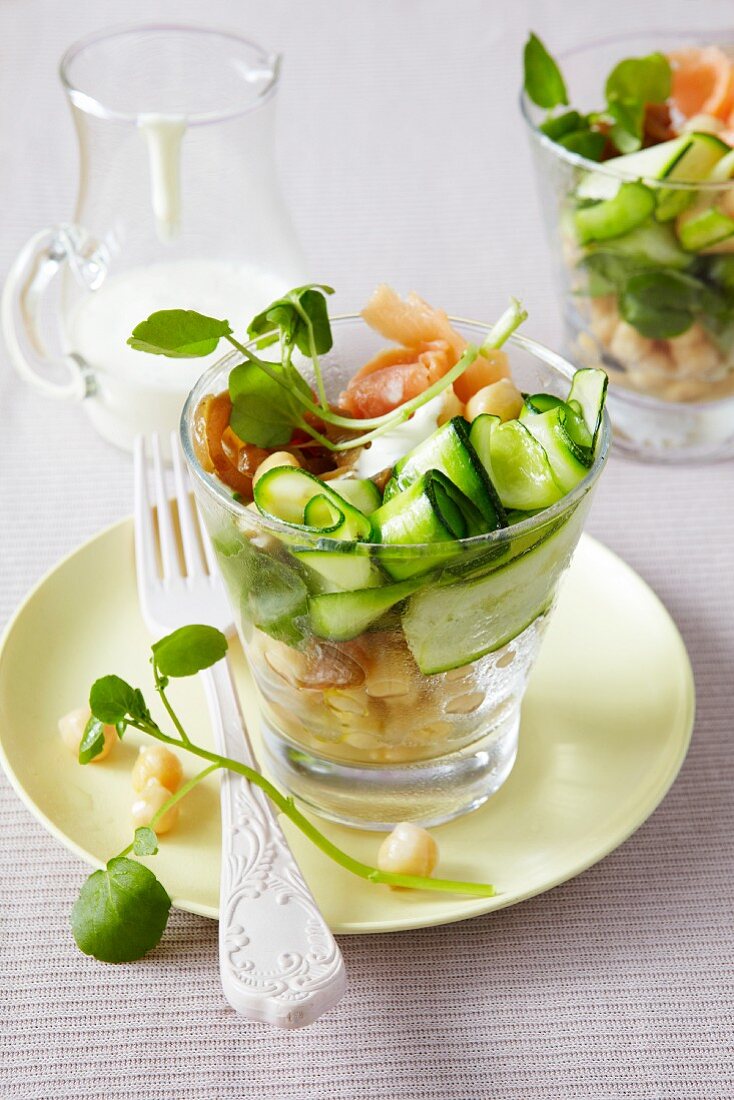 Zucchinisalat mit Lachs und Kichererbsen