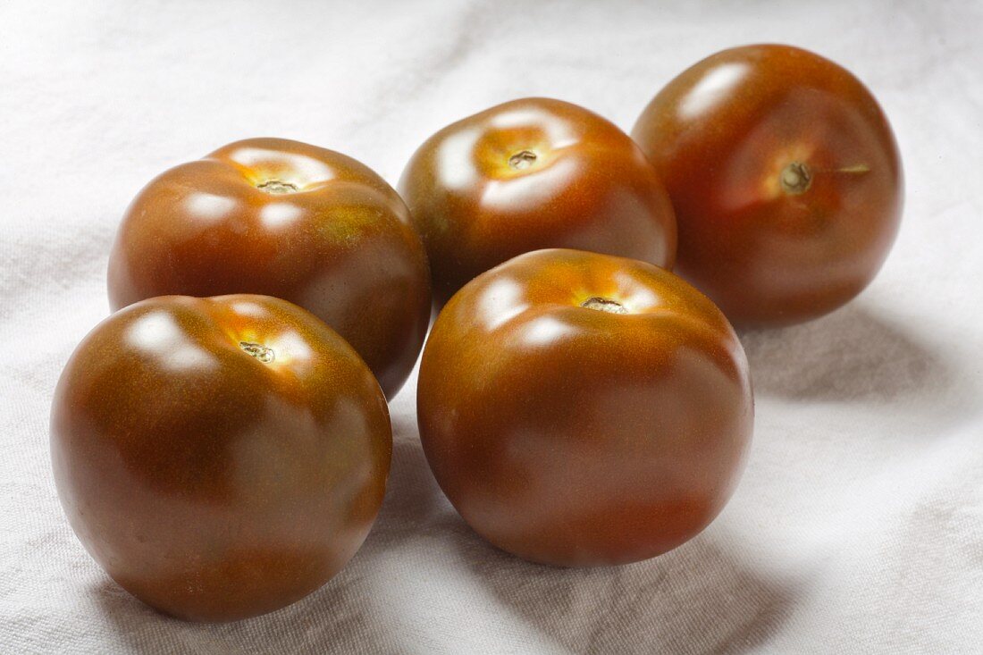 Fünf Kumato Tomaten