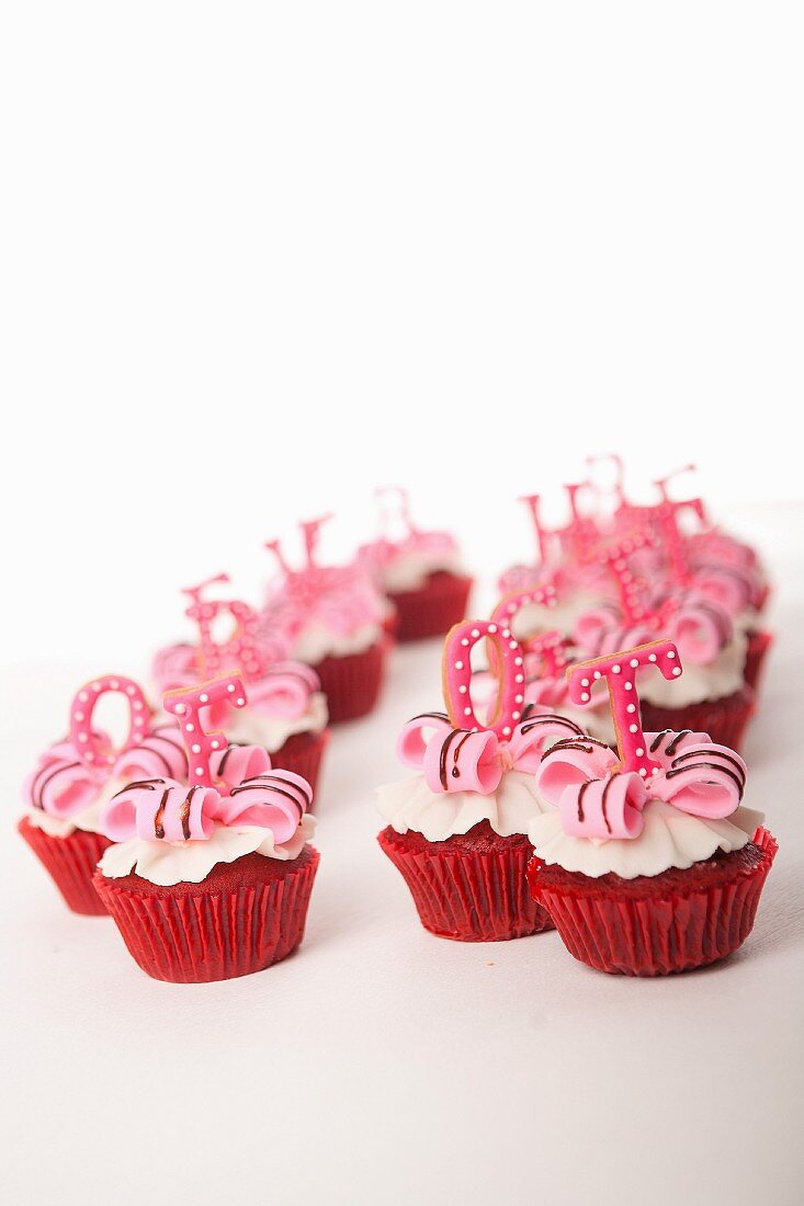 Cupcakes mit Buchstaben zum Valentinstag