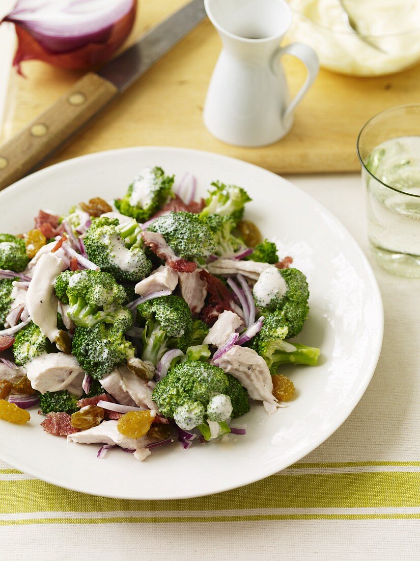 Hähnchen-Brokkoli-Salat mit Sahnedressing