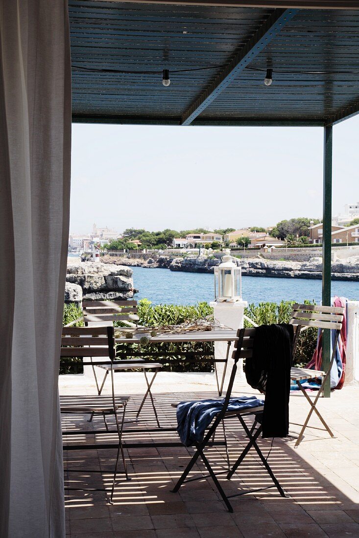 Überdachte Terrasse mit Blick auf den Kanal von Menorca