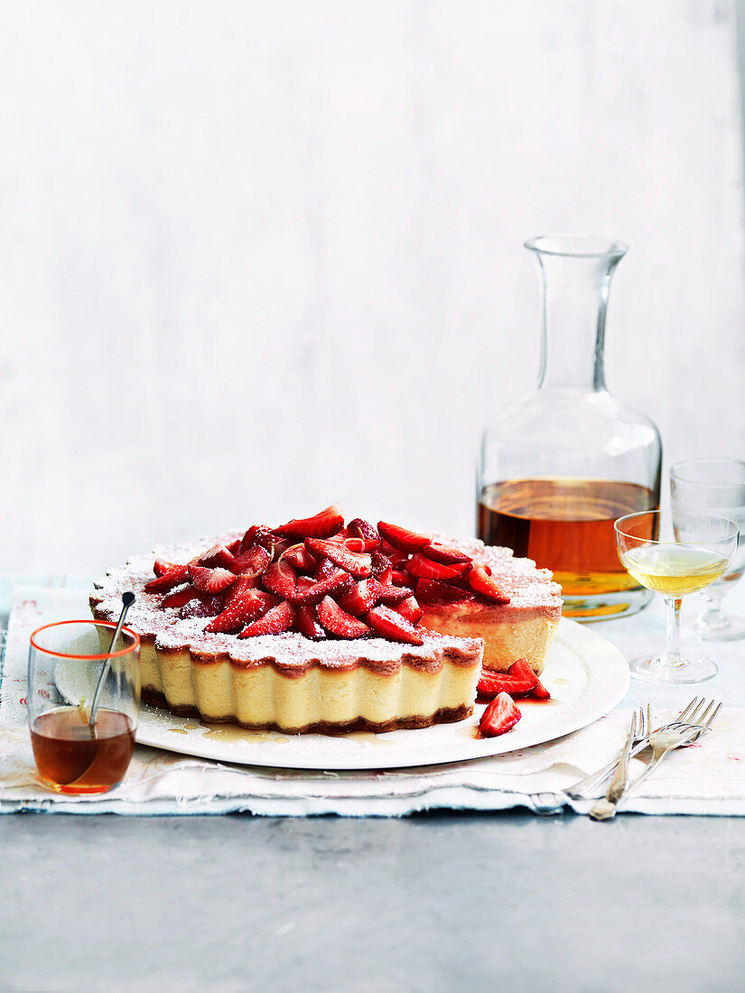 Käsekuchen mit Erdbeeren und Ingwersirup