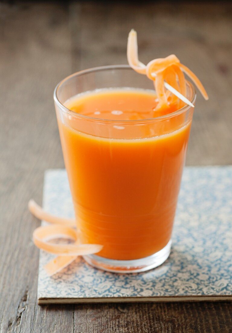 Ein Glas Möhren-Orangen-Saft mit Ingwer